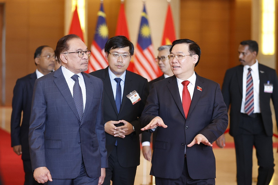 Chủ tịch Quốc hội Vương Đình Huệ và Thủ tướng Malaysia Anwar Ibrahim. (Ảnh: Doãn Tấn/TTXVN)