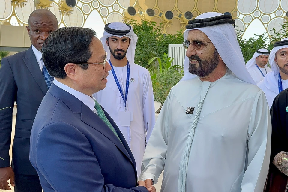 Thủ tướng Phạm Minh Chính gặp Thủ tướng UAE Mohammed bin Rashid Al Maktoum. (Ảnh: TTXVN phát)