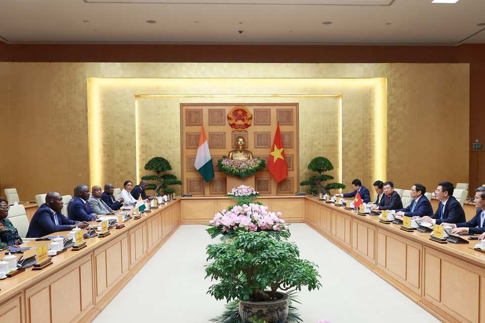 Thủ tướng Phạm Minh Chính tiếp Chủ tịch Quốc hội Bờ Biển Ngà Adama Bictogo. (Ảnh: Dương Giang/TTXVN)