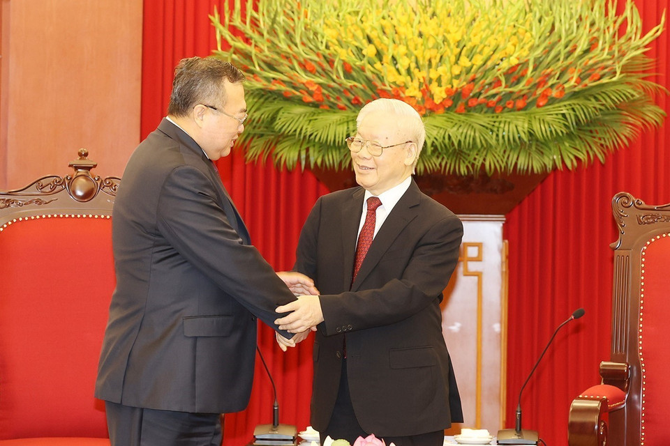 Tổng Bí thư Nguyễn Phú Trọng chào đón Trưởng Ban Liên lạc Đối ngoại Trung ương Đảng Cộng sản Trung Quốc Lưu Kiến Siêu. (Ảnh: Trí Dũng/TTXVN)