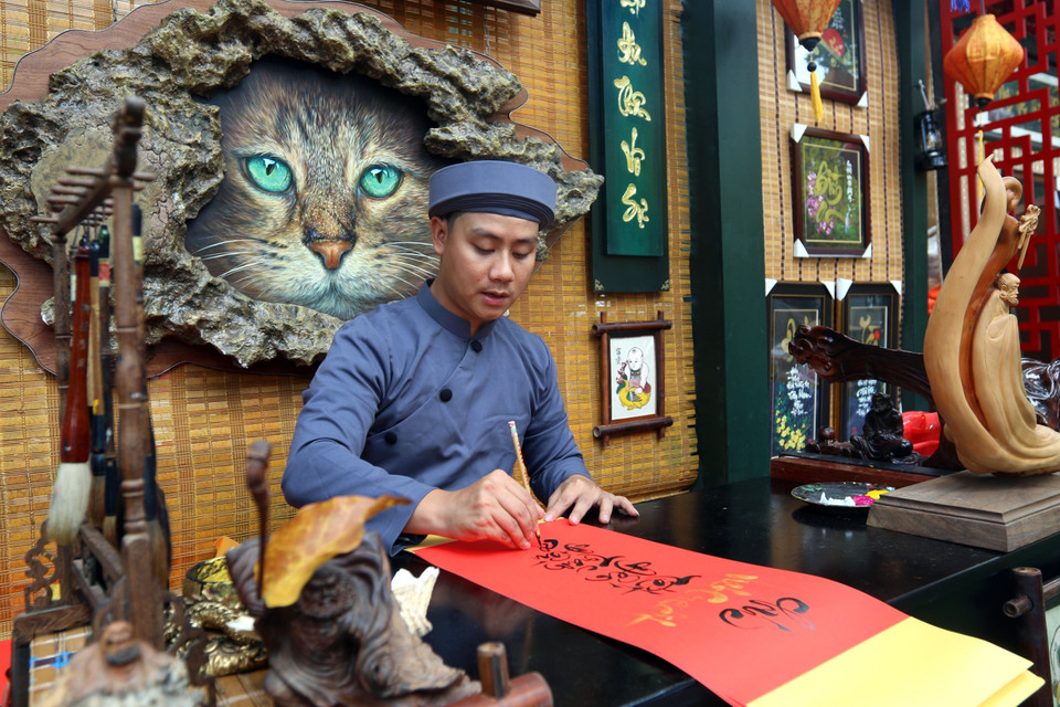 "Ông đồ" cho chữ tại Lễ hội Tết Việt Quý Mão năm 2023 tại Nhà văn hóa Thanh niên Thành phố Hồ Chí Minh. (Ảnh: Thanh Vũ/TTXVN)