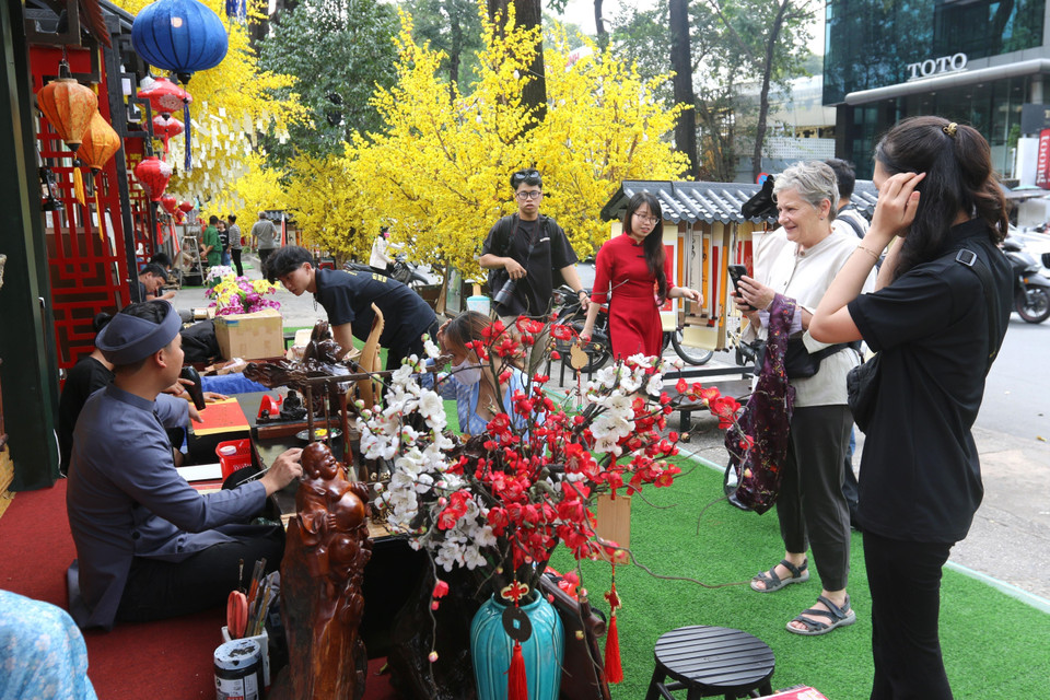 Phố ông đồ dọc theo mặt tiền đường Phạm Ngọc Thạch, Nguyễn Thị Minh Khai, quận 1, TP Hồ Chí Minh thu hút du khách tham quan. (Ảnh: Thanh Vũ/TTXVN)