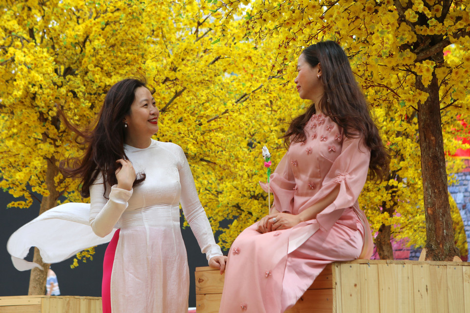 Khách tham quan chụp ảnh lưu niệm tại Lễ hội Tết Việt Quý Mão năm 2023 tại Nhà văn hóa Thanh niên Thành phố Hồ Chí Minh. (Ảnh: Thanh Vũ/TTXVN)