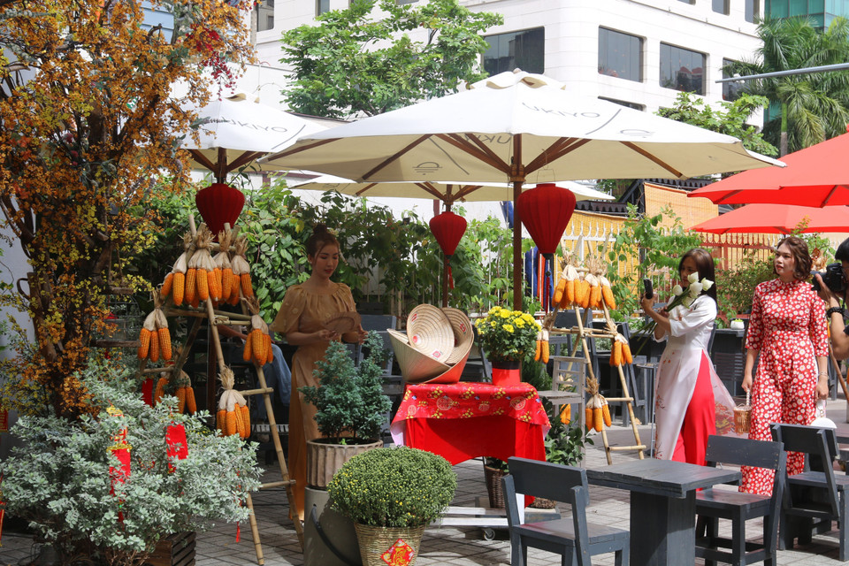 Đông đảo khách trong và ngoài nước tham quan chụp ảnh lưu niệm tại Lễ hội Tết Việt Quý Mão năm 2023 tại Nhà văn hóa Thanh niên Thành phố Hồ Chí Minh. (Ảnh: Thanh Vũ/TTXVN)