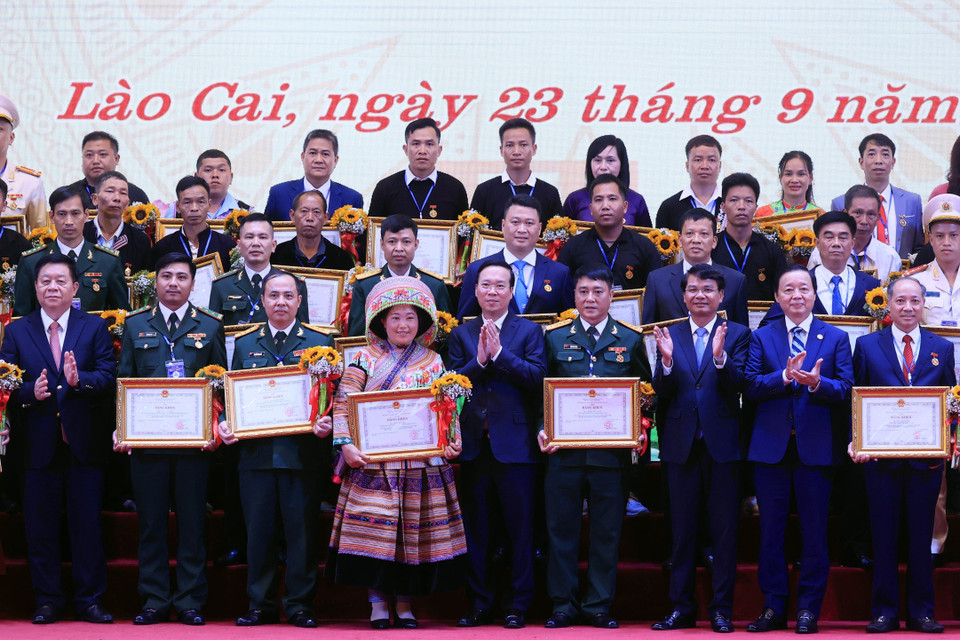 Chủ tịch nước Võ Văn Thưởng và các đồng chí lãnh đạo Đảng, Nhà nước với các tập thể và cá nhân có thành tích xuất sắc trong đợt thi đua chào mừng kỷ niệm 65 năm Ngày Bác Hồ thăm tỉnh Lào Cai. (Ảnh: Thống Nhất/TTXVN)