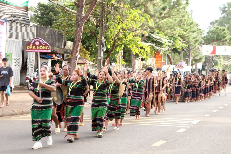 Đoàn nghệ nhân của tỉnh Đắk Nông tham gia Lễ hội đường phố tỉnh Gia Lai năm 2023. Ảnh: Quang Thái- TTXVN