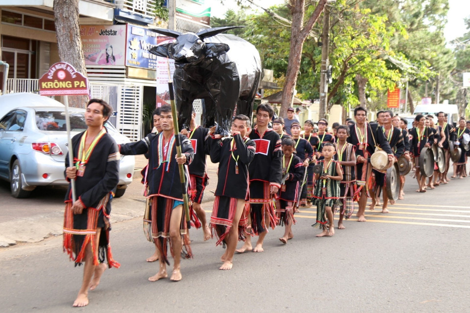 Bắt đầu chuỗi sự kiện của Tuần Văn hóa-Du lịch tỉnh Gia Lai 2023, chiều 11/11/2023, Lễ hội đường phố đậm đà bản sắc dân tộc Tây Nguyên diễn ra trên nhiều tuyến đường của thành phố Pleiku. (Ảnh: Quang Thái/TTXVN)