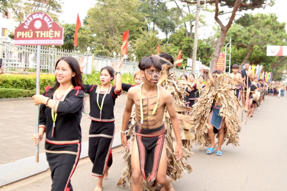 Đa sắc màu văn hóa tại Lễ hội đường phố tỉnh Gia Lai năm 2023. (Ảnh: Quang Thái/TTXVN)h