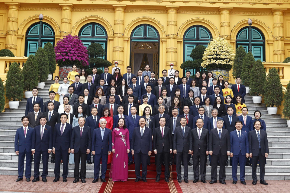 Thường trực Ban Bí thư Võ Văn Thưởng, nguyên Chủ tịch nước Nguyễn Xuân Phúc, Quyền Chủ tịch nước Võ Thị Ánh Xuân và các đại biểu chụp ảnh chung. (Ảnh: Thống Nhất/TTXVN)