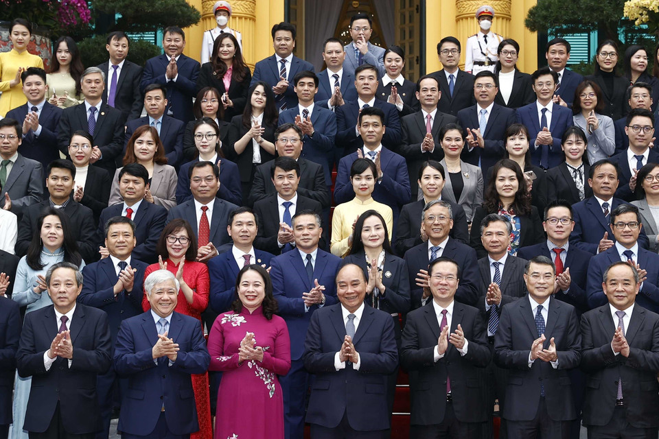 Thường trực Ban Bí thư Võ Văn Thưởng, nguyên Chủ tịch nước Nguyễn Xuân Phúc, Quyền Chủ tịch nước Võ Thị Ánh Xuân và các đại biểu chụp ảnh chung. (Ảnh: Thống Nhất/TTXVN)