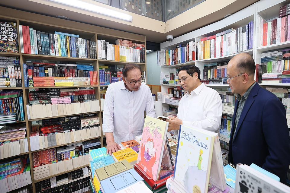 Thủ tướng Phạm Minh Chính và Thủ tướng Malaysia Anwar Ibrahim thăm Phố sách tại Hà Nội. (Ảnh: Dương Giang/TTXVN)