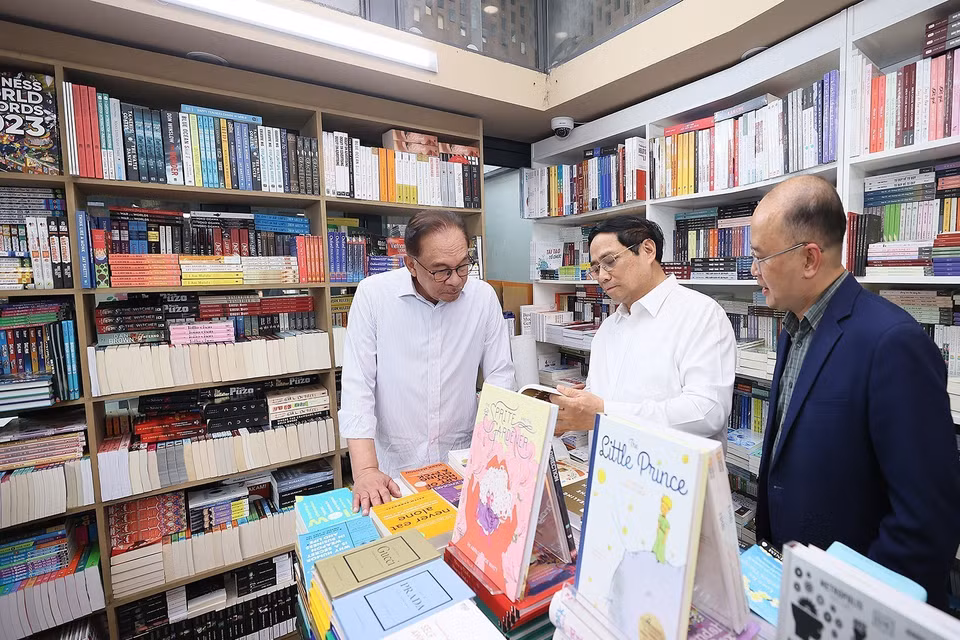Thủ tướng Phạm Minh Chính và Thủ tướng Malaysia Anwar Ibrahim thăm Phố sách tại Hà Nội. (Ảnh: Dương Giang/TTXVN)