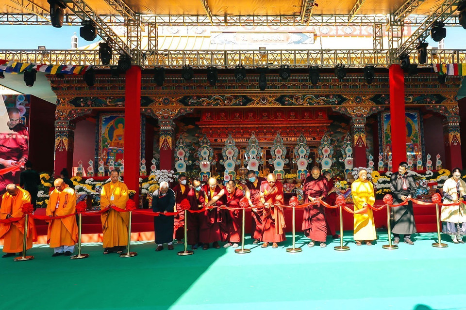 Các tăng lữ cắt băng khánh thành Không gian văn hóa tâm linh Phật giáo Samten Hills Dalat. (Ảnh: TTXVN phát)