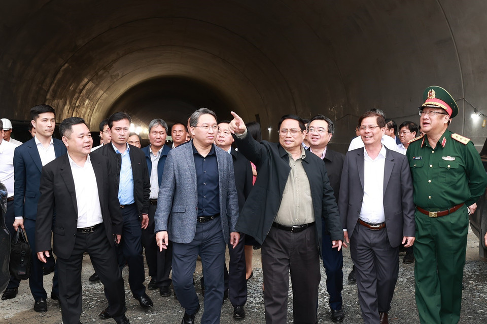 Chiều 26/1/2023 (Mồng 5 Tết Quý Mão), Thủ tướng Phạm Minh Chính đến kiểm tra tình hình triển khai thực hiện Dự án thành phần đầu tư xây dựng Nha Trang-Cam Lâm thuộc Dự án xây dựng một số đoạn đường bộ cao tốc trên tuyến Bắc-Nam phía Đông và chúc Tết cán bộ, công nhân đang thi công dự án.(Ảnh: Dương Giang/TTXVN)