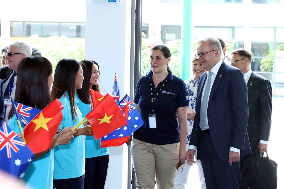 Thủ tướng Australia Anthony Albanese với các cầu thủ nữ đội tuyển Việt Nam. (Ảnh: Dương Giang/TTXVN)