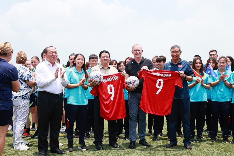 Đại diện đội tuyển bóng đá nữ Việt Nam tặng chiếc áo thi đấu của đội tuyển Việt Nam cho Thủ tướng Phạm Minh Chính và Thủ tướng Australia Anthony Albanese. (Ảnh: Dương Giang/TTXVN)