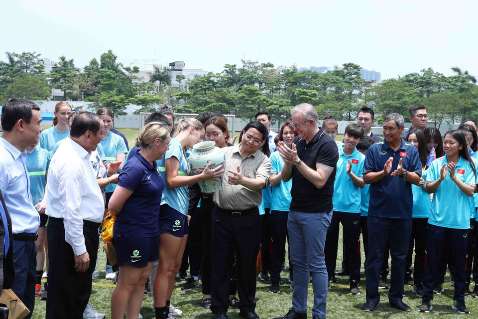 Thủ tướng Phạm Minh Chính tặng quà lưu niệm đội tuyển nữ Australia. (Ảnh: Dương Giang/TTXVN)