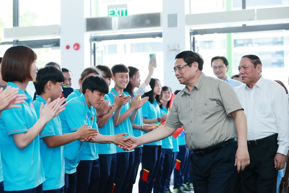 Thủ tướng Phạm Minh Chính với các cầu thủ đội bóng đá nữ Việt Nam. (Ảnh: Dương Giang/TTXVN)