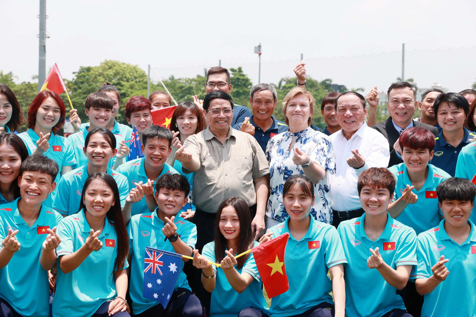 Thủ tướng Chính phủ Phạm Minh Chính với đội bóng đá nữ Việt Nam. (Ảnh: Dương Giang/TTXVN)