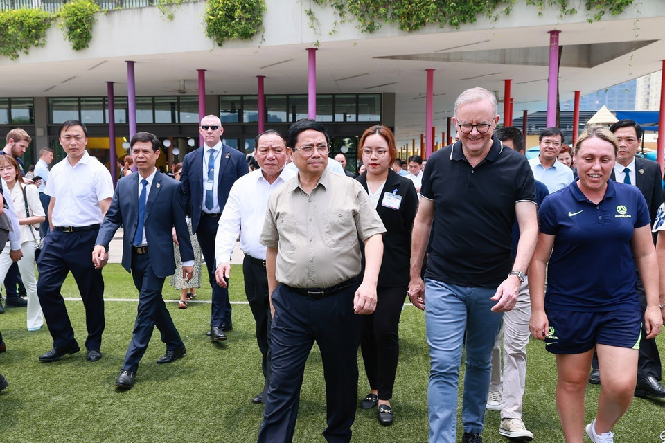 Thủ tướng Phạm Minh Chính và Thủ tướng Australia Anthony Albanese đến thăm, giao lưu với ban huấn luyện và các cầu thủ đội bóng đá nữ hai nước Việt Nam và Australia. Ảnh: TTXVN