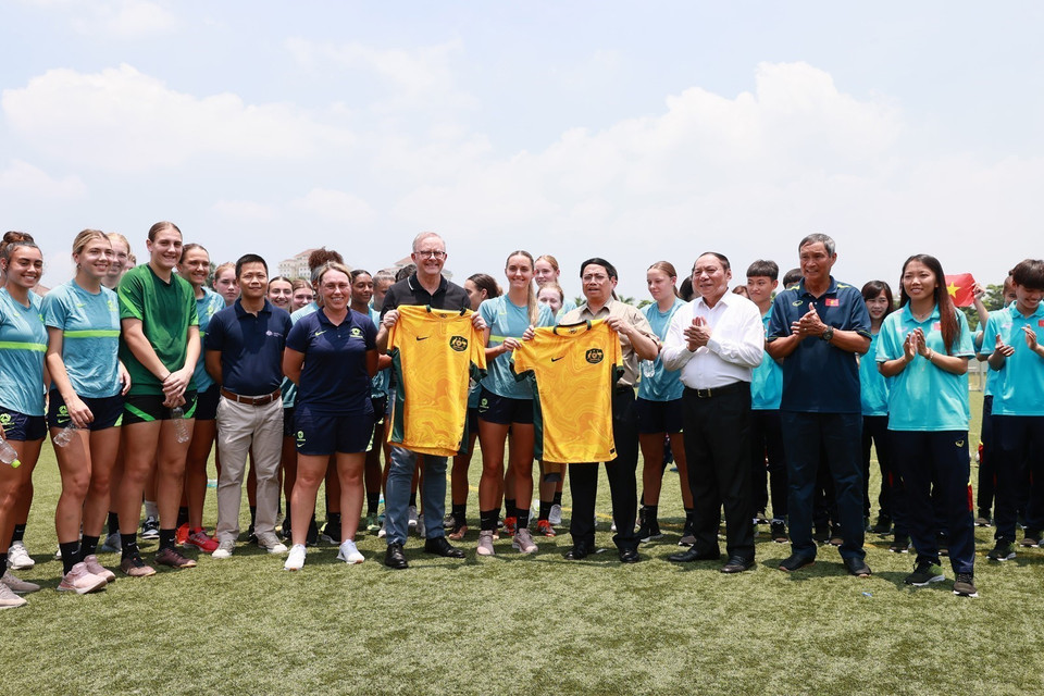 Đại diện đội bóng đá nữ Australia tặng chiếc áo thi đấu của đội tuyển Australia cho Thủ tướng Phạm Minh Chính và Thủ tướng Australia Anthony Albanese. (Ảnh: Dương Giang/TTXVN)