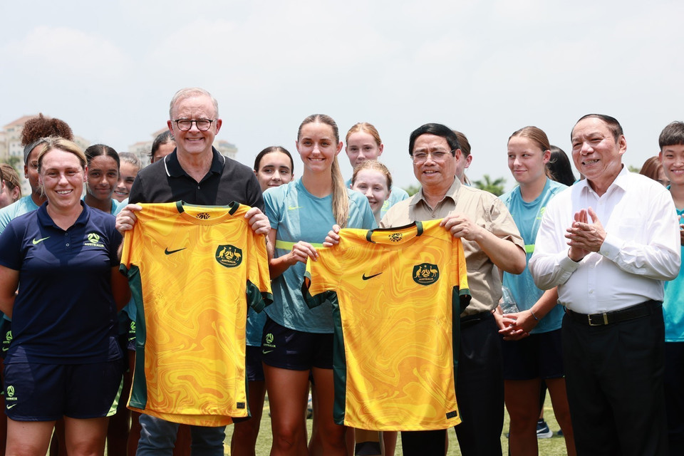 Đại diện đội bóng đá nữ Australia tặng chiếc áo thi đấu của đội tuyển Australia cho Thủ tướng Phạm Minh Chính và Thủ tướng Australia Anthony Albanese. (Ảnh: Dương Giang/TTXVN)