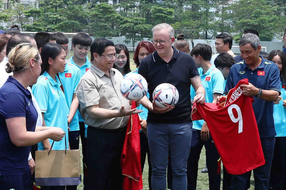 Thủ tướng Phạm Minh Chính cùng Thủ tướng Australia Anthony Albanese giao lưu với đội tuyển bóng đá nữ Việt Nam và đội tuyển U20 nữ Australia. (Ảnh: Dương Giang/TTXVN)