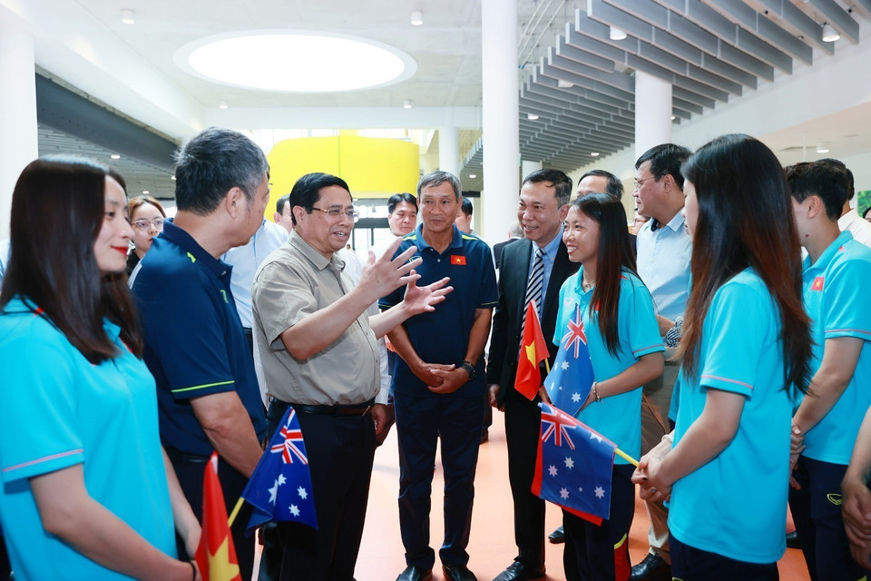 Thủ tướng Phạm Minh Chính với các cầu thủ đội bóng đá nữ Việt Nam. (Ảnh: Dương Giang/TTXVN)