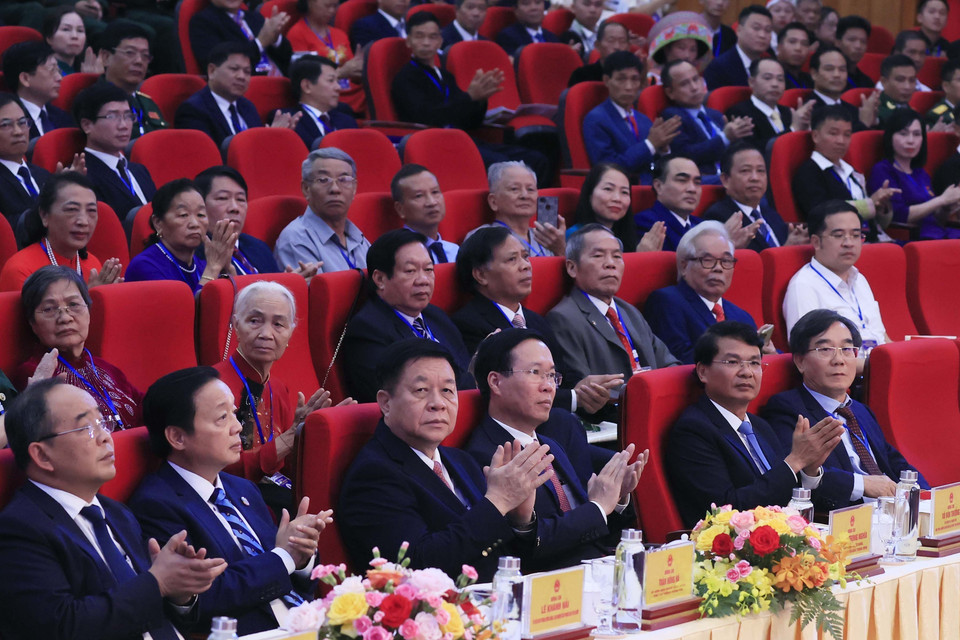 Chủ tịch nước Võ Văn Thưởng và các đại biểu dự Lễ kỷ niệm 65 năm Ngày Bác Hồ thăm tỉnh Lào Cai. (Ảnh: Thống Nhất/TTXVN)