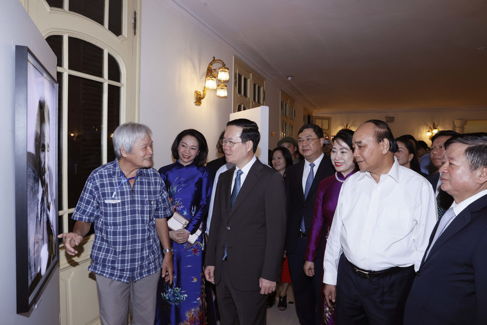 Chủ tịch nước Võ Văn Thưởng và các đồng chí lãnh đạo, nguyên lãnh đạo Đảng, Nhà nước xem một số hình ảnh của cố Nhạc sỹ Văn Cao. (Ảnh: Thống Nhất/TTXVN)