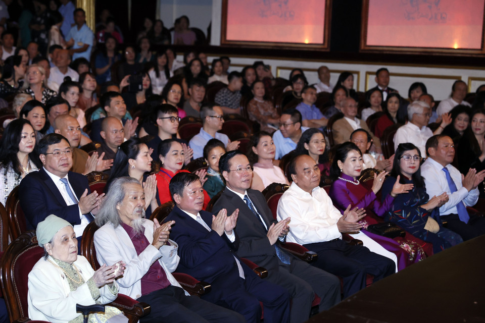 Chủ tịch nước Võ Văn Thưởng và các đồng chí lãnh đạo, nguyên lãnh đạo Đảng, Nhà nước dự chương trình nghệ thuật "Đàn chim Việt”. (Ảnh: Thống Nhất/TTXVN)