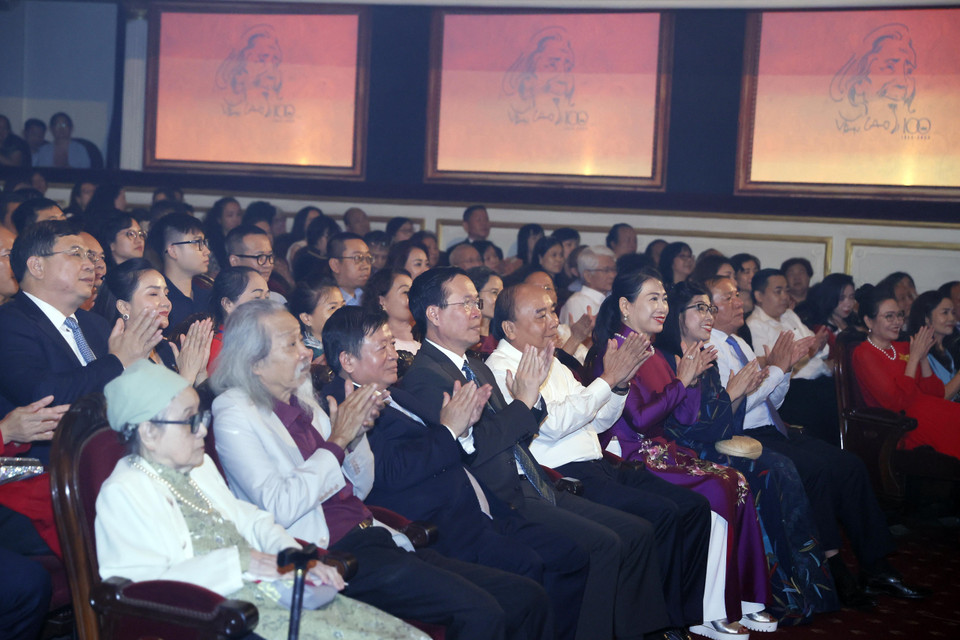 Chủ tịch nước Võ Văn Thưởng và các đồng chí lãnh đạo, nguyên lãnh đạo Đảng, Nhà nước dự chương trình nghệ thuật "Đàn chim Việt”. (Ảnh: Thống Nhất/TTXVN)