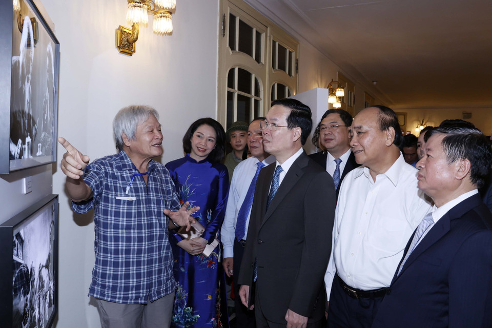 Chủ tịch nước Võ Văn Thưởng và các đồng chí lãnh đạo, nguyên lãnh đạo Đảng, Nhà nước xem một số hình ảnh của cố Nhạc sỹ Văn Cao. (Ảnh: Thống Nhất/TTXVN)