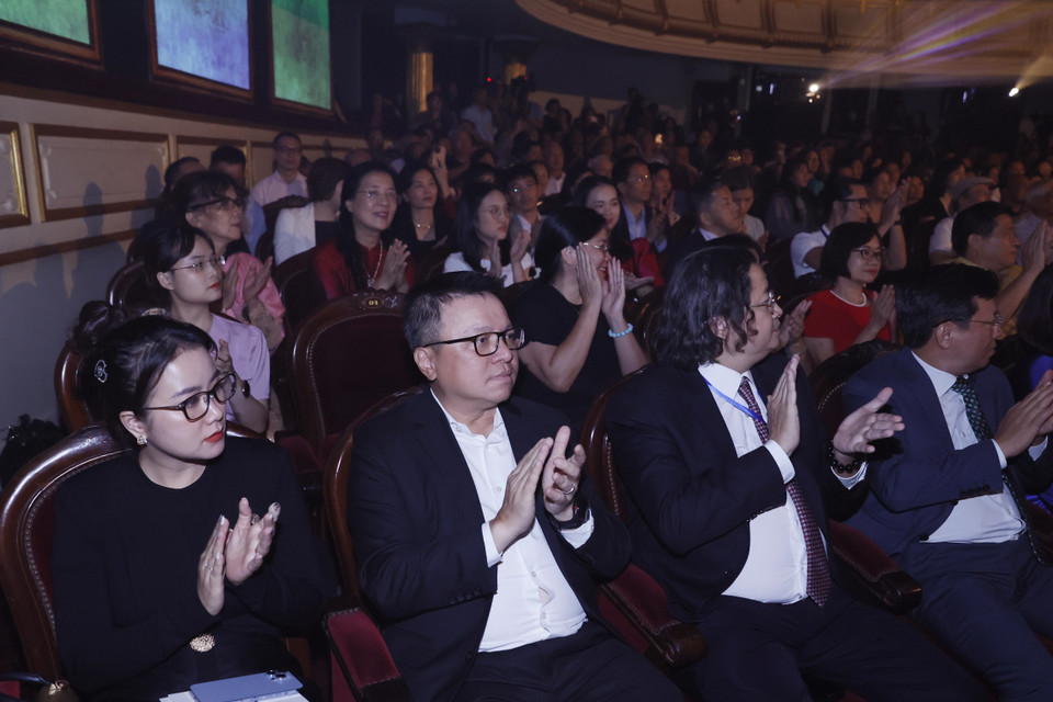 Các đại biểu dự chương trình nghệ thuật "Đàn chim Việt” nhân kỷ niệm 100 năm Ngày sinh cố Nhạc sỹ Văn Cao. (Ảnh: Thống Nhất/TTXVN)