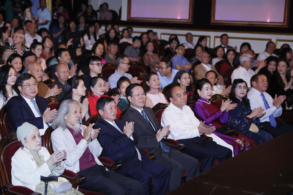 Chủ tịch nước Võ Văn Thưởng và các đồng chí lãnh đạo, nguyên lãnh đạo Đảng, Nhà nước dự chương trình nghệ thuật "Đàn chim Việt”. (Ảnh: Thống Nhất/TTXVN)