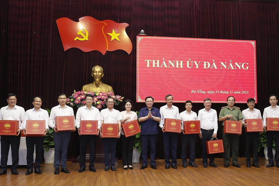 Chủ tịch Quốc hội Vương Đình Huệ tặng quà lưu niệm Ban Thường vụ Thành ủy Đà Nẵng. (Ảnh: Doãn Tấn/TTXVN)