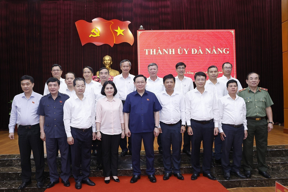 Chủ tịch Quốc hội Vương Đình Huệ với Ban Thường vụ Thành ủy Đà Nẵng. (Ảnh: Doãn Tấn/TTXVN)