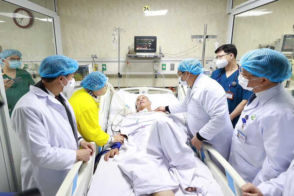 Thủ tướng Phạm Minh Chính thăm, chúc Tết bệnh nhân đang điều trị tại Khoa Hồi sức tích cực II, Bệnh viện Hữu nghị Việt Đức. (Ảnh: Dương Giang/TTXVN)