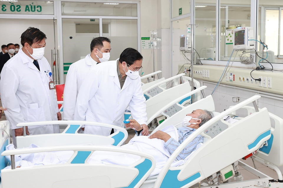 Thủ tướng Phạm Minh Chính thăm, chúc Tết bệnh nhân đang điều trị tại Bệnh viện Bệnh nhiệt đới Trung ương. (Ảnh: Dương Giang/TTXVN)