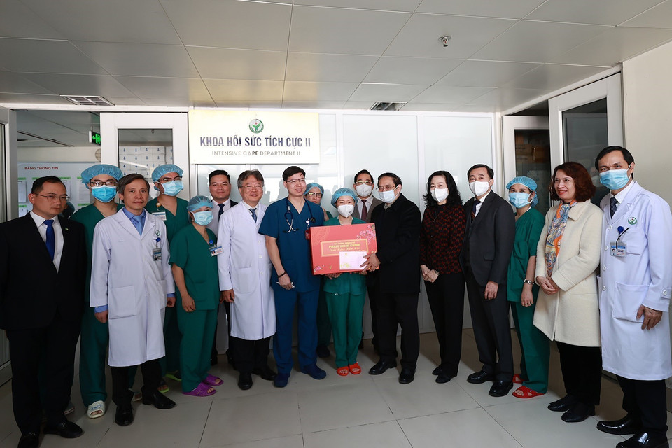 Thủ tướng Phạm Minh Chính tặng quà, động viên kíp trực Tết của Bệnh viện Hữu nghị Việt Đức. (Ảnh: Dương Giang/TTXVN)