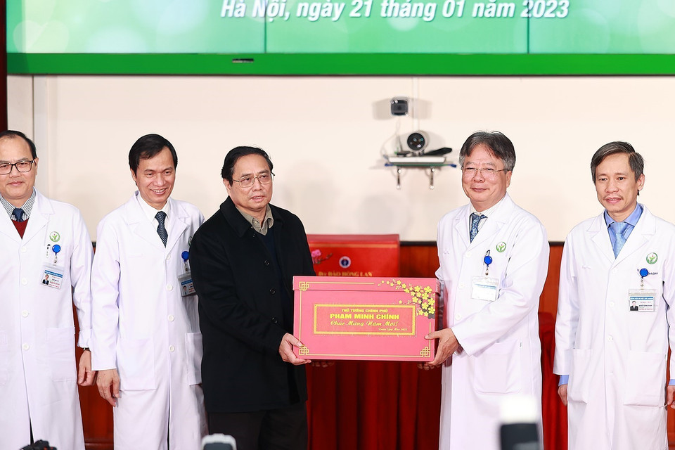 Thủ tướng Phạm Minh Chính tặng quà cho đại diện Bệnh viện Hữu nghị Việt Đức. (Ảnh: Dương Giang/TTXVN)