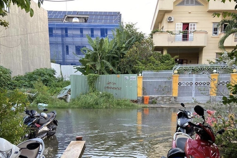 Một đoạn đường số 41 (thành phố Thủ Đức) bị ngập nước. (Hồng Giang/TTXVN)