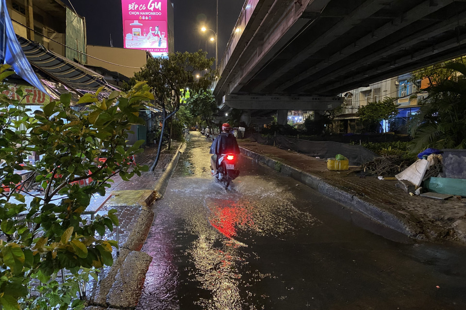 Một đoạn đường Trần Xuân Soạn (quận 7) bị ngập do mưa và triều cường. Ảnh: (Hồng Giang/TTXVN)