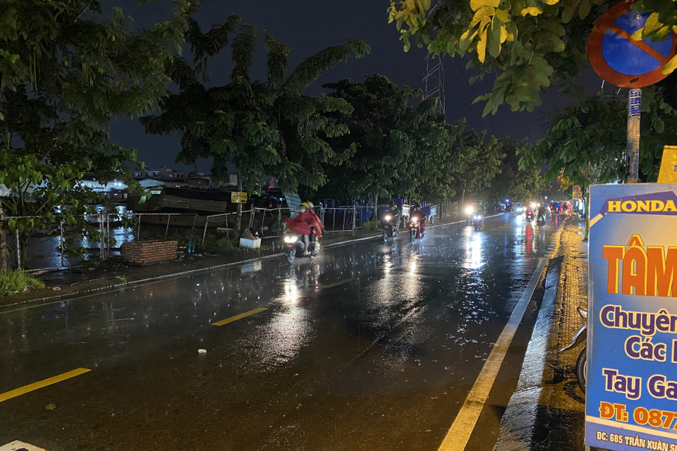 Mưa trên đường Trần Xuân Soạn, quận 7. (Hồng Giang/TTXVN)