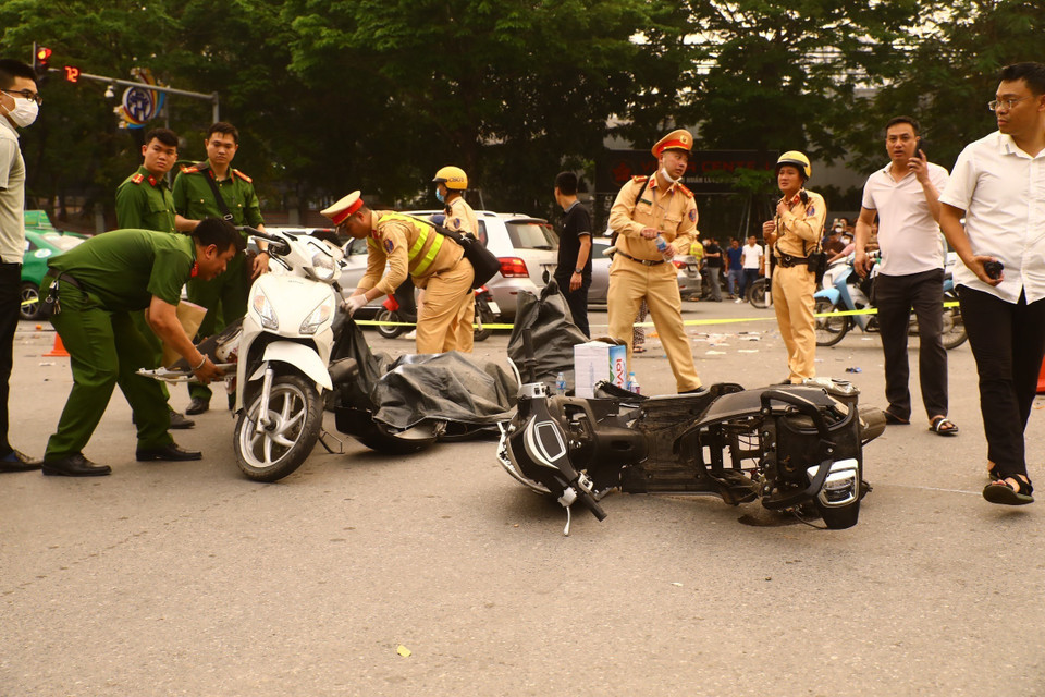 Lực lượng chức năng có mặt tại hiện trường để điều tra nguyên nhân vụ tai nạn. (Ảnh: Lâm Khánh/TTXVN)