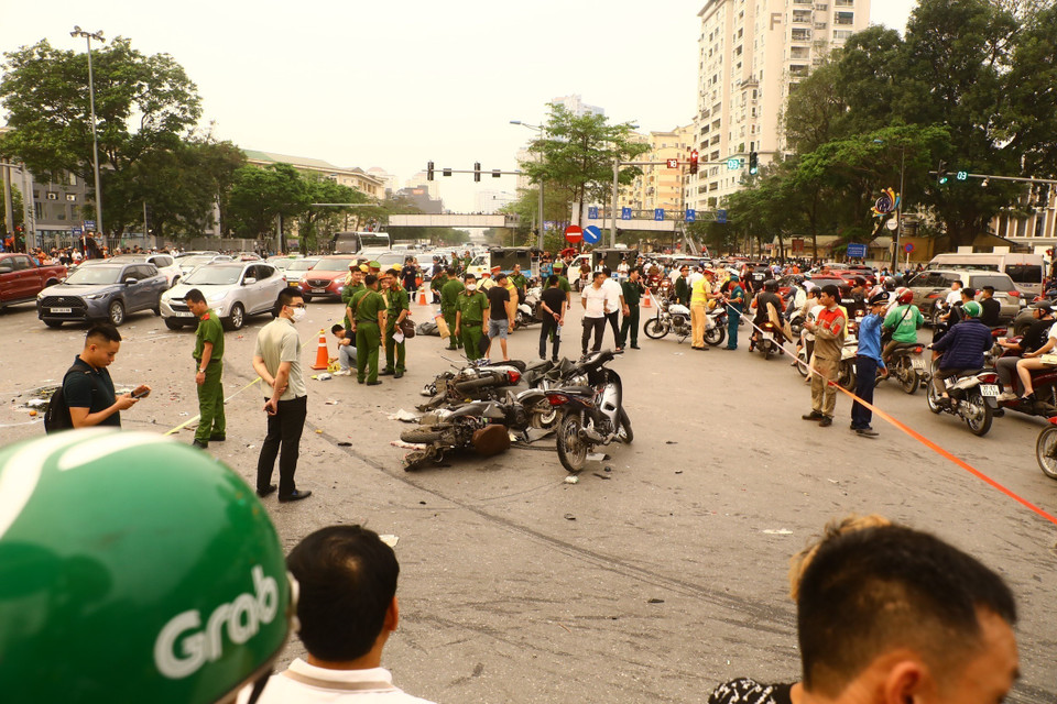 Lực lượng chức năng có mặt tại hiện trường để điều tra nguyên nhân vụ tai nạn. (Ảnh: Lâm Khánh/TTXVN)