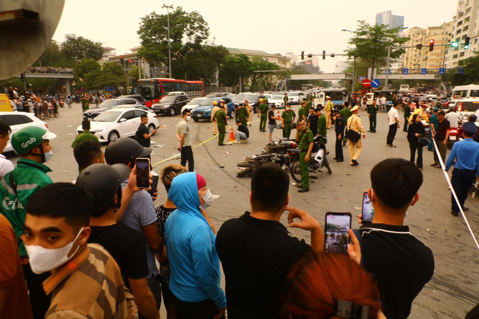 Hiện trường vụ tai nạn tại đoạn đường ngã tư Xuân La-Võ Chí Công. (Ảnh: Lâm Khánh/TTXVN)