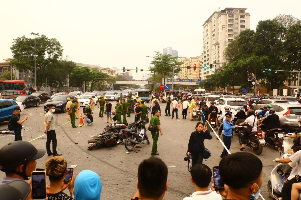 Chiếc ôtô gây tai nạn bị hư hỏng tại hiện trường. (Ảnh Mạnh Khánh/TTXVN)