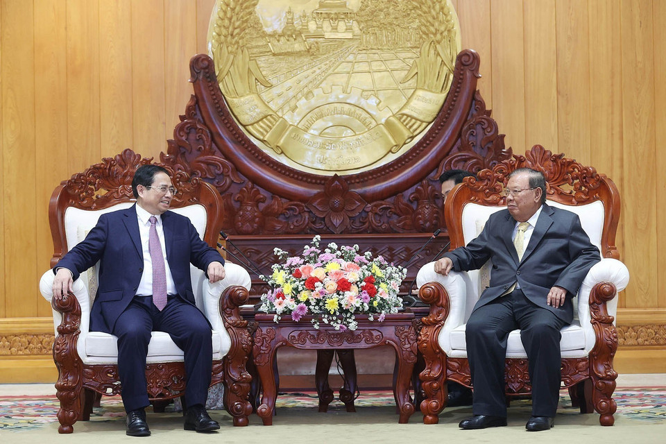 Thủ tướng Phạm Minh Chính thăm đồng chí Bounnhang Vorachith, nguyên Tổng Bí thư, Chủ tịch nước CHDCND Lào. (Ảnh: Dương Giang/TTXVN)