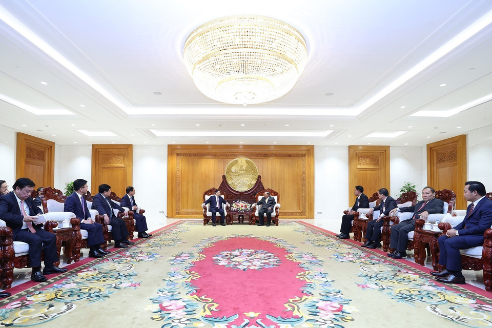 Thủ tướng Phạm Minh Chính thăm đồng chí Bounnhang Vorachith, nguyên Tổng Bí thư, Chủ tịch nước CHDCND Lào. (Ảnh: Dương Giang/TTXVN)